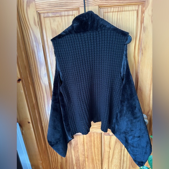 NWT Black Faux Fur Vest - Picture 6 of 8